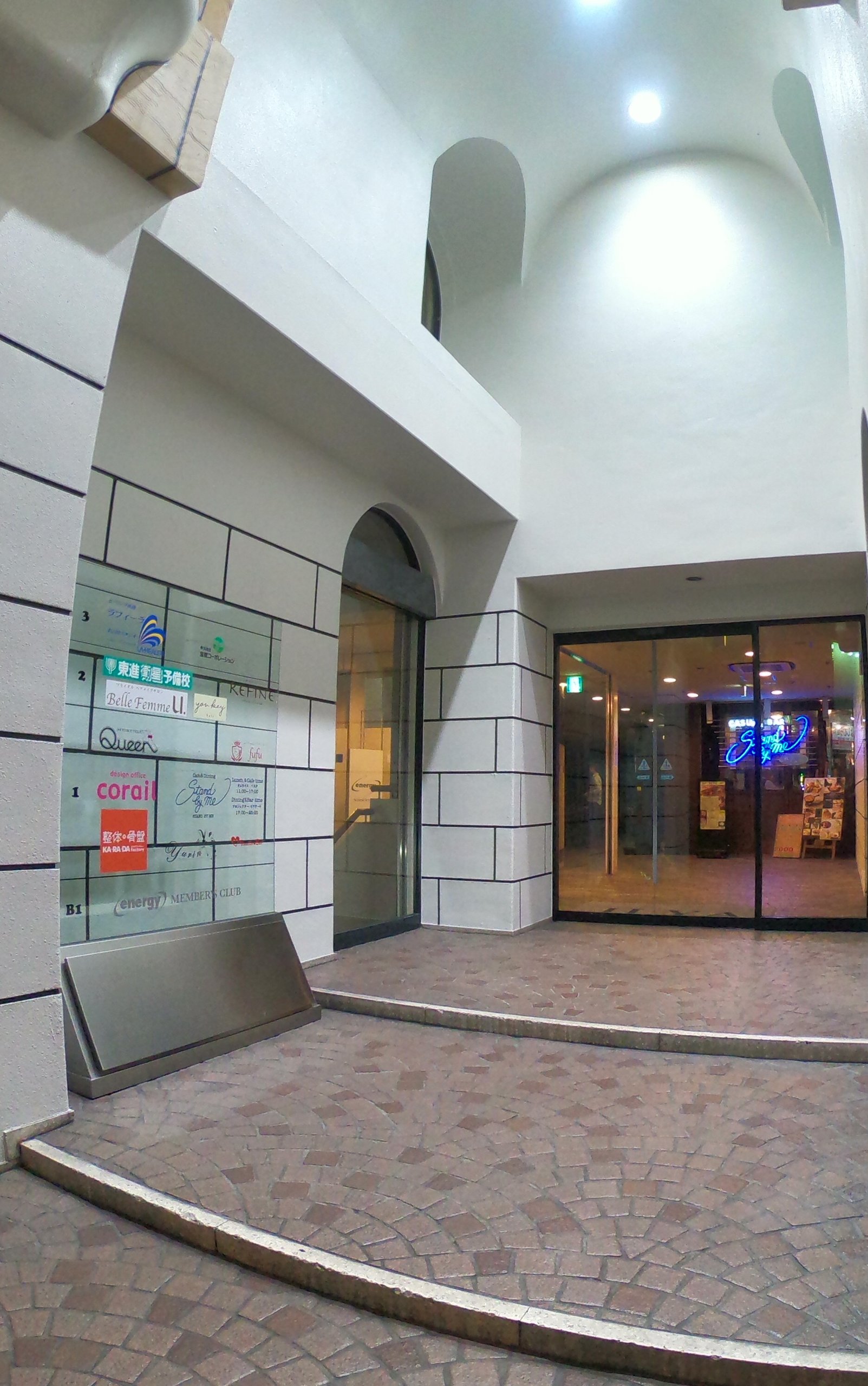 REFINEが入る建物の入口